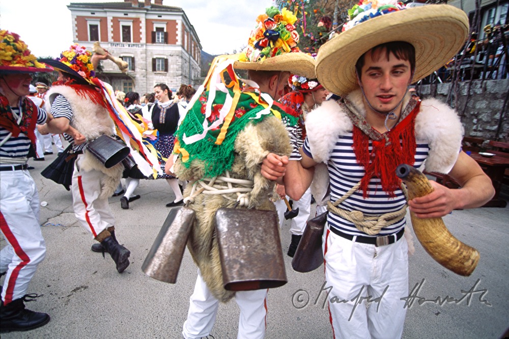 Als Matrosen verkleidete Männer tanzen beim Karneval.