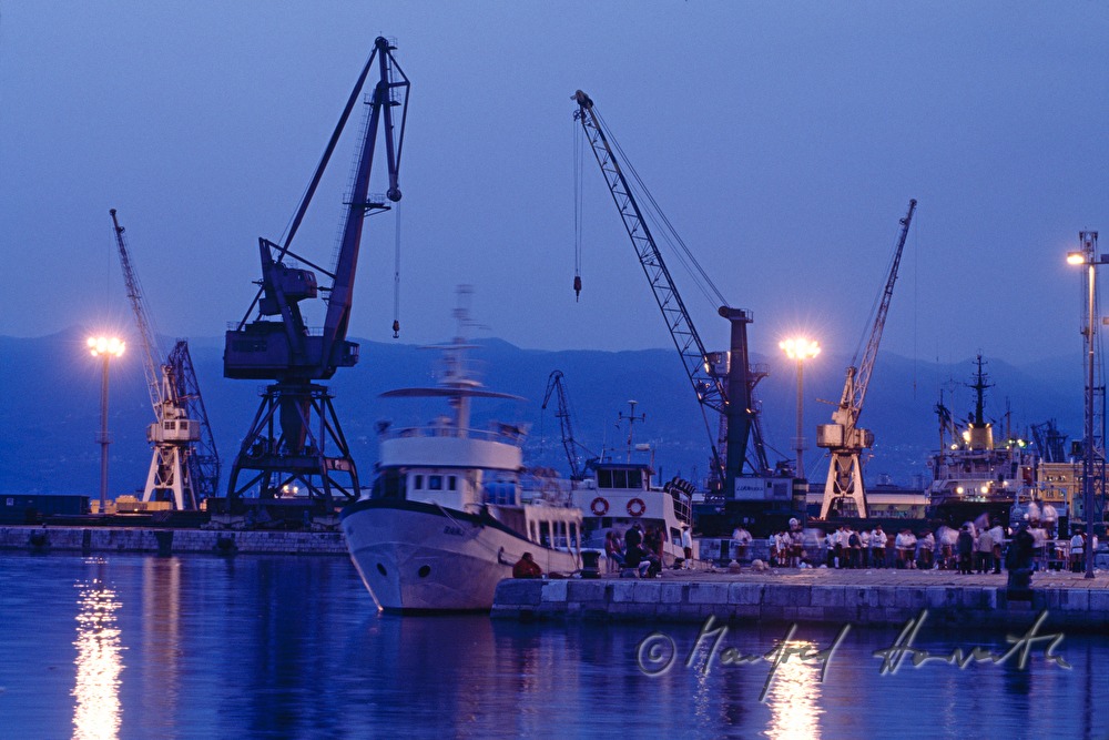 Karnevals-Gruppe auf dem Pier im Hafen