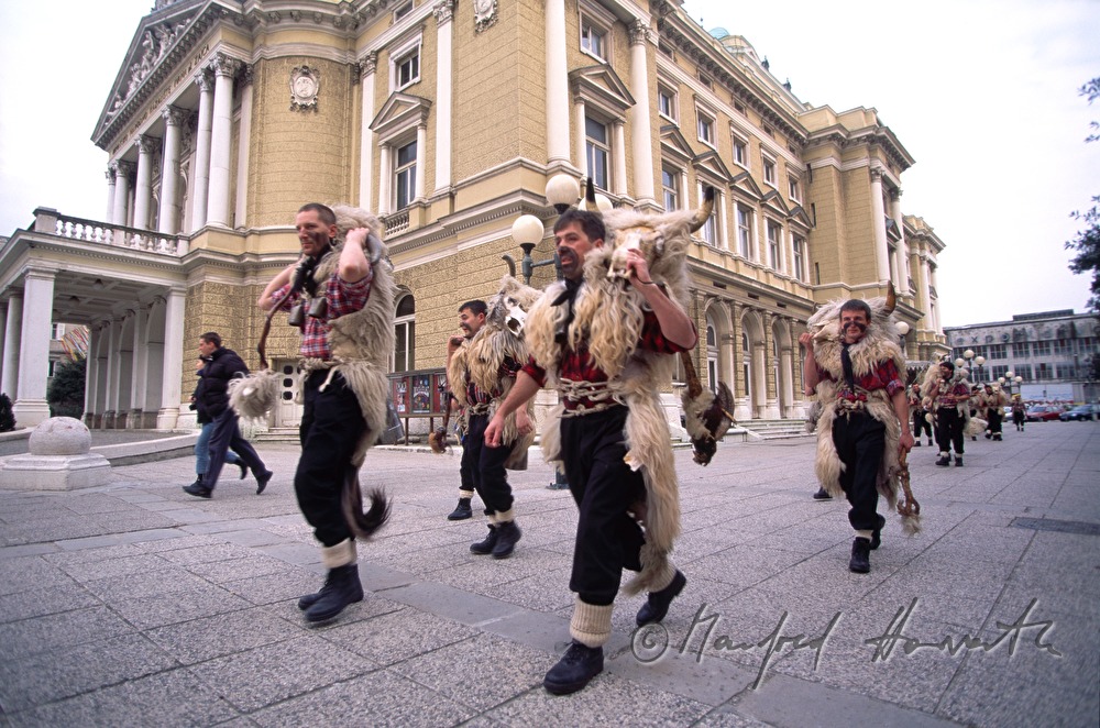 Perchtengruppe auf dem Weg zum Karneval.