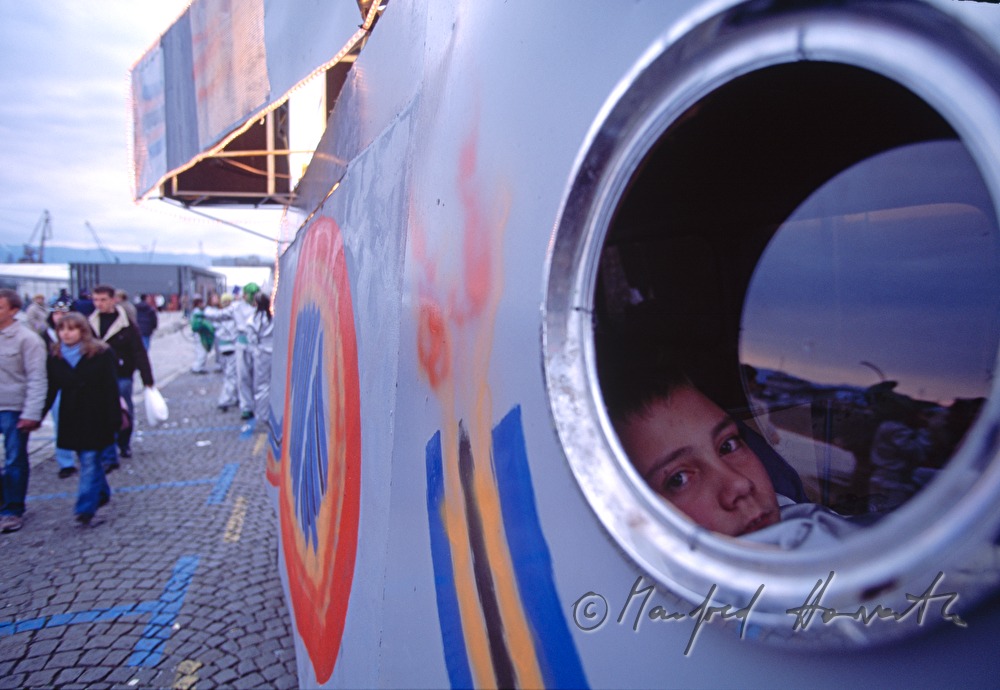 Bub schaut aus Rakete.