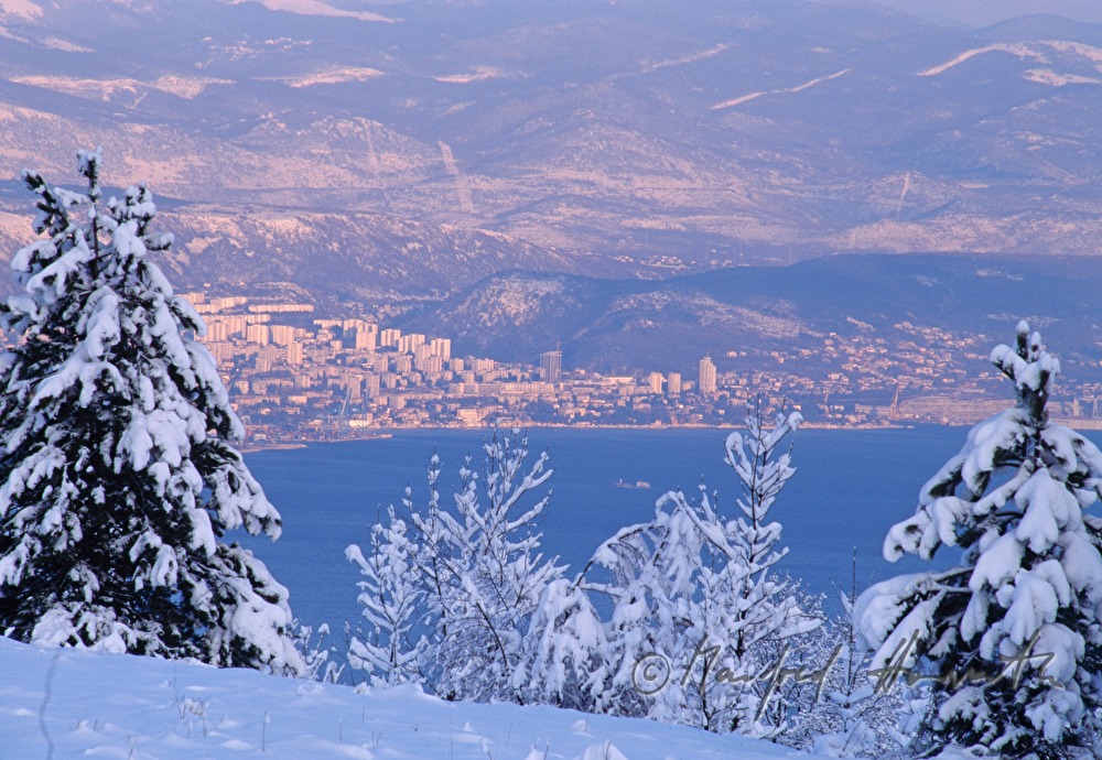 Rijeka in der schneebedeckten Kvarner-Bucht