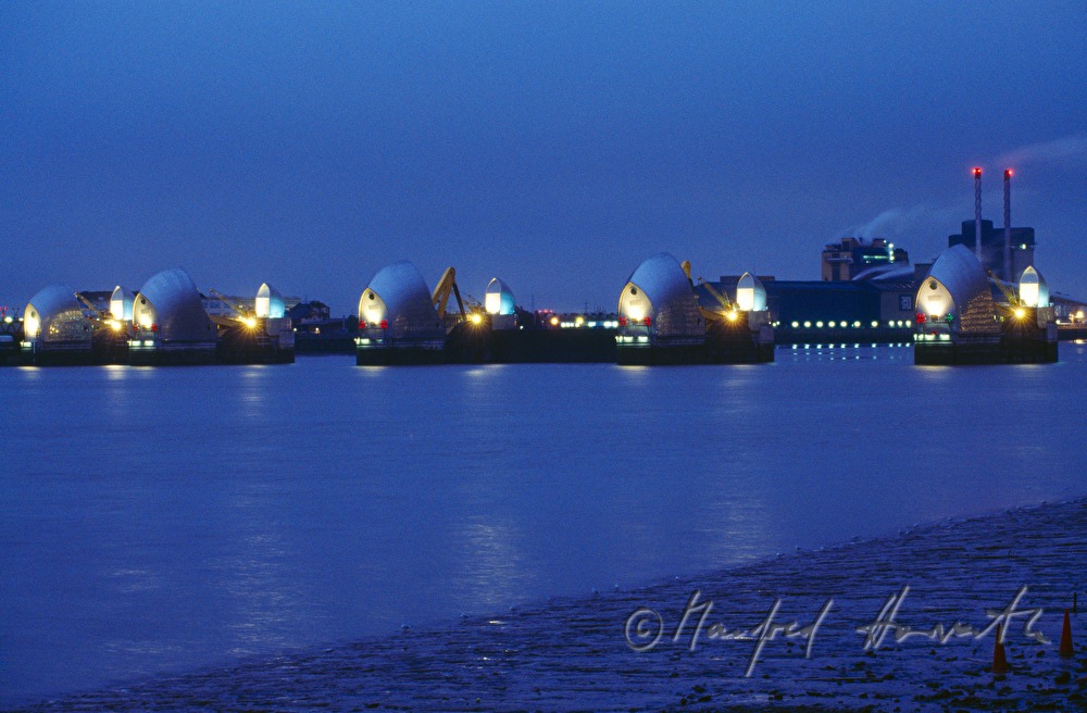 Wehranlage: Thames Flood Barrier und Schiff