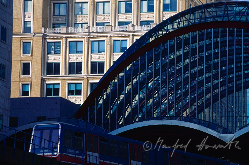 Detail einer Brücke und Bürogebäude