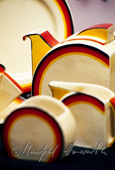 Art Deco Geschirr im Erdbeben Museum
