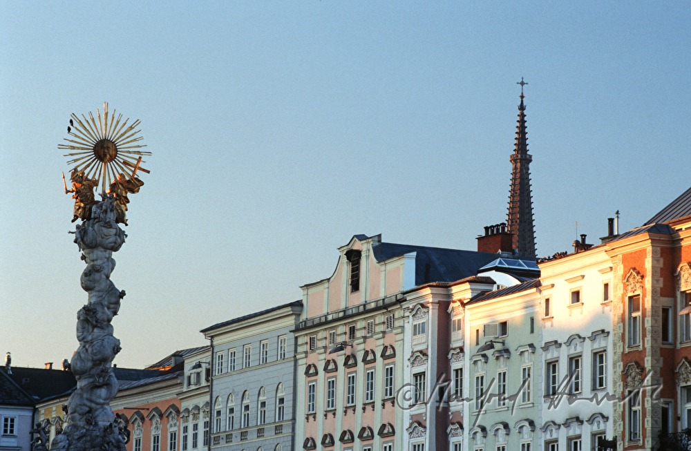 Hauptplatz mit Dom und Dreifaltigkeitssaeule