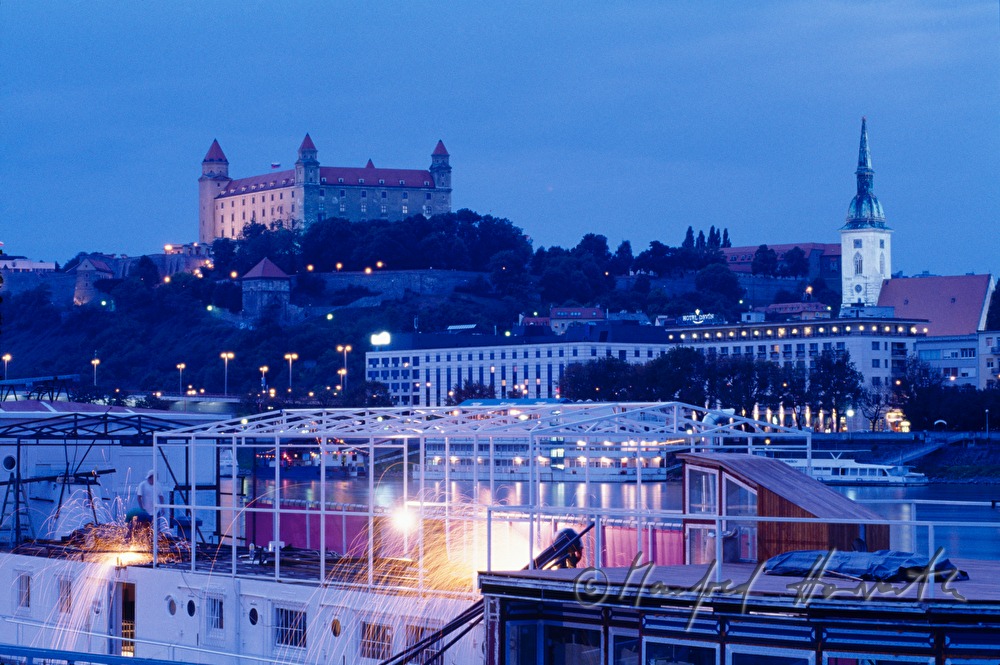 Burg Bratislava und Schiffe