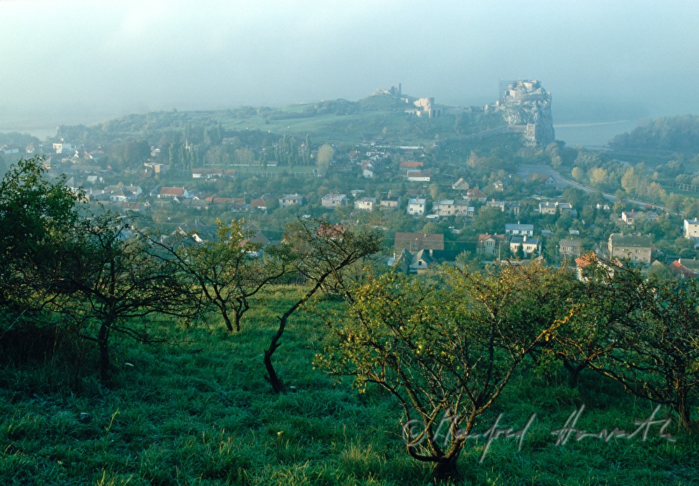 Dorf und Burgruine Devin (Theben)