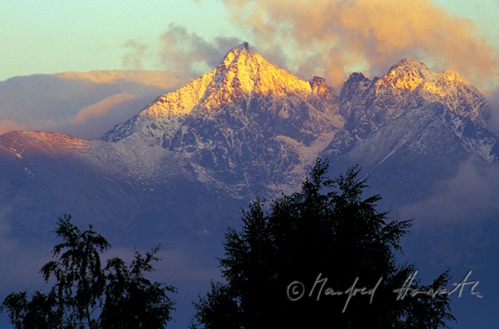Berggipfel und Wolken