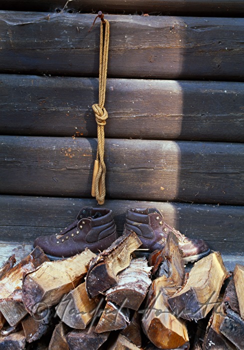 Schuhe vor einem Holzhaus