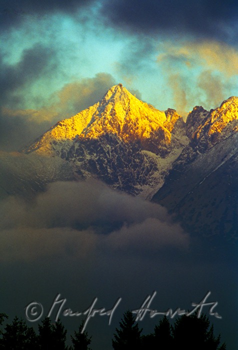 Berggipfel und Wolken