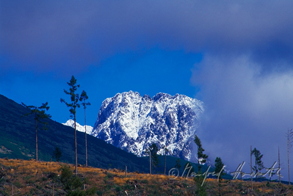 Berggipfel und Wolken