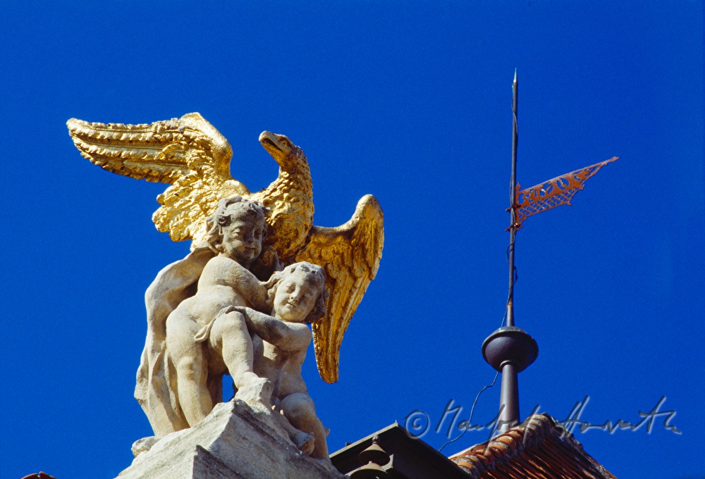 Barock-Skulptur mit Putte im Garten