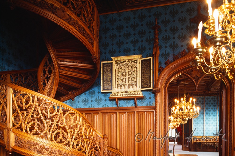 geschnitzte Wendeltreppe in der Bibliothek