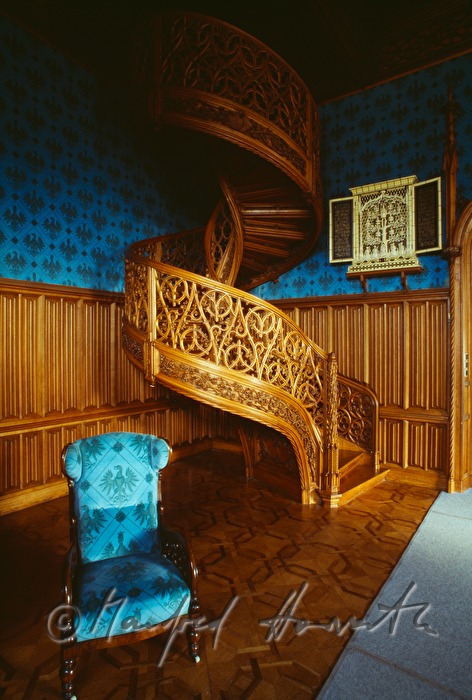 geschnitzte Wendeltreppe in der Bibliothek