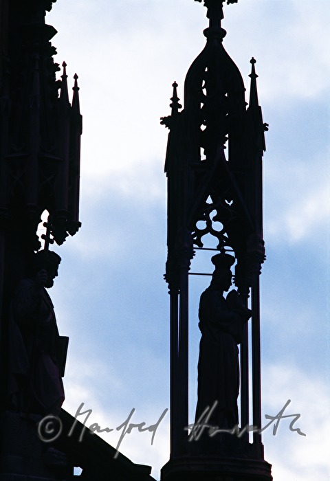 Dachdetail: neogotische Madonna