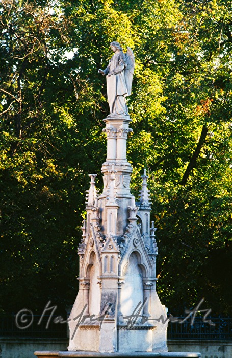 Neogotische Säule im Garten