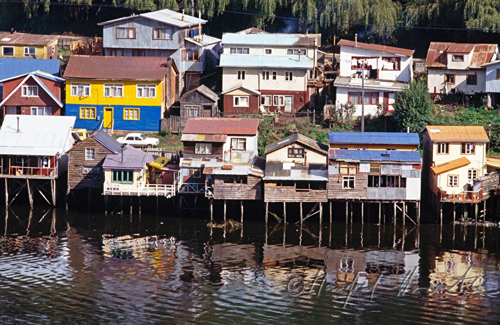 Stelzenhäuser (palafitos) am Meer