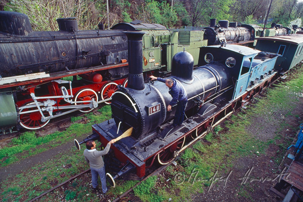 Museumsangestelle reinigen eine Dampflkomotive