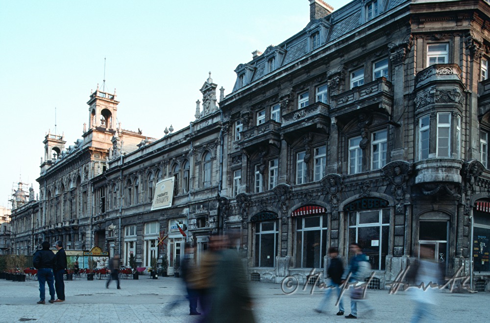 Passanten auf dem Hauptplatz