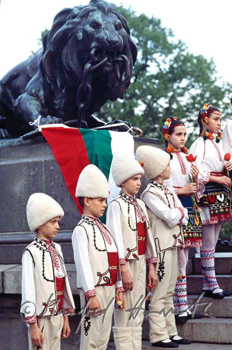 Kinder in Landestracht beim Nationalfeiertag