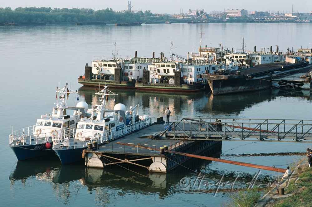 Schiffe und Stege beim Hafen