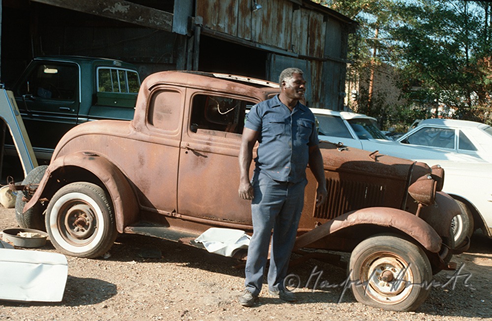 Automechaniker mit Oldtimer