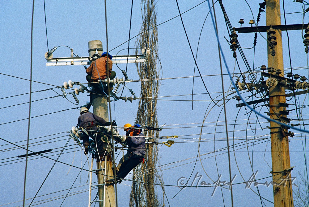 Elektriker auf einem Strommast
