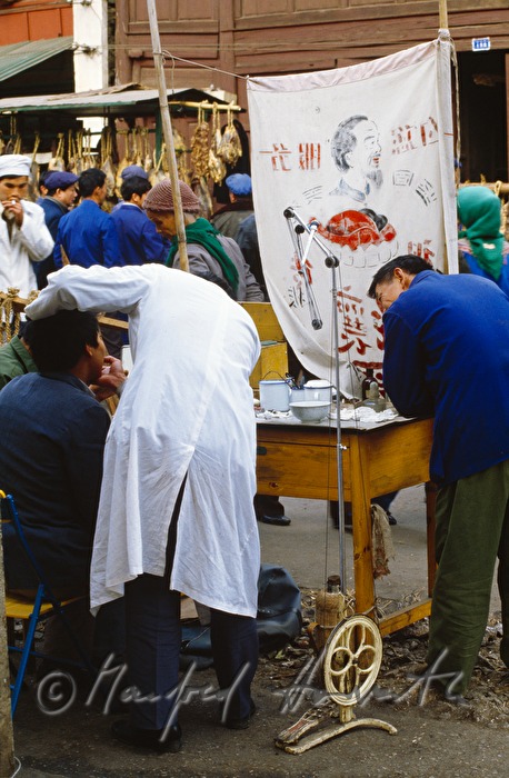 Zahnarzt bei der Arbeit am Markt