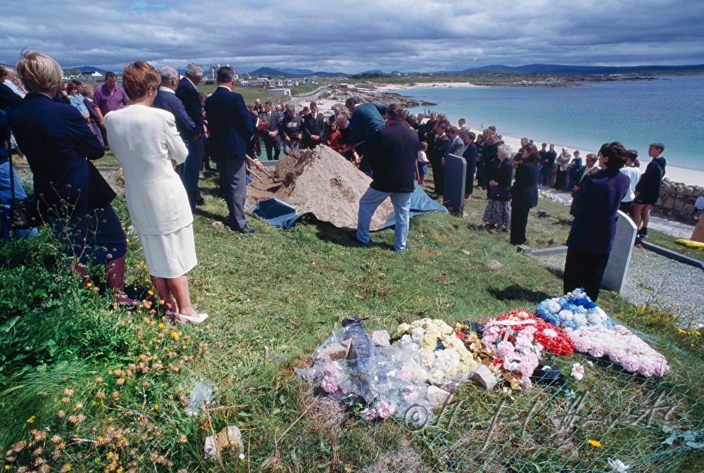 Begräbnis auf Friedhof mit Meerblick