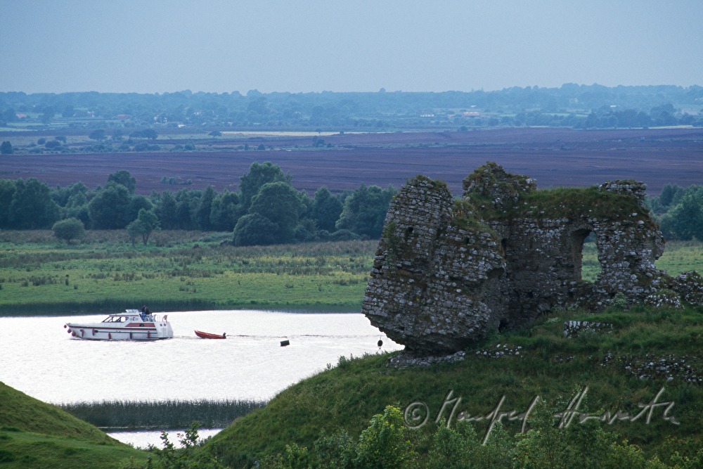 Schloßruine Clonmacnoise und Boot
