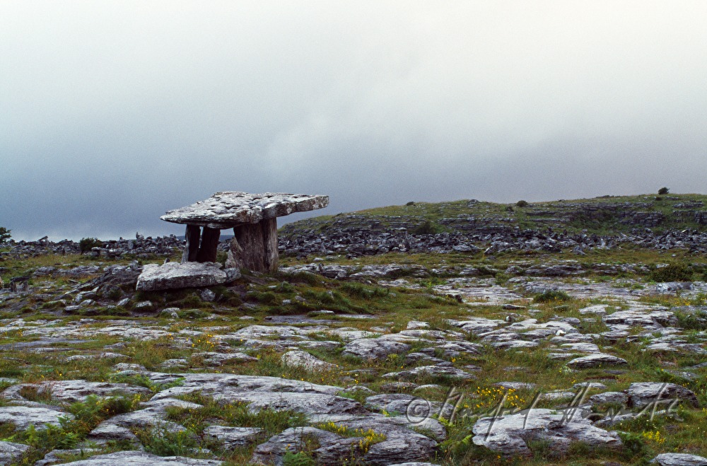 Poulnabrone Dolmen in der Kalksteinlandschaft