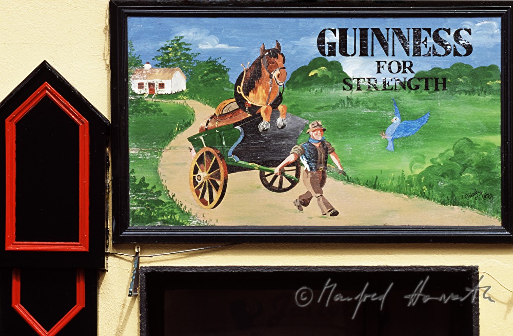 Fassade eines Pubs mit Bier-Werbung der Marke 