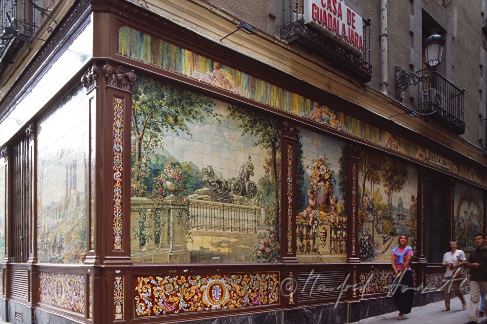 Wohnhaus mit Fliesen-Dekoration