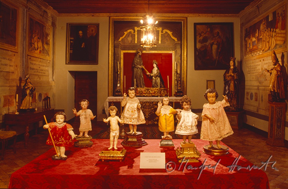 Sammlung von Jesus-Statuen im Museum