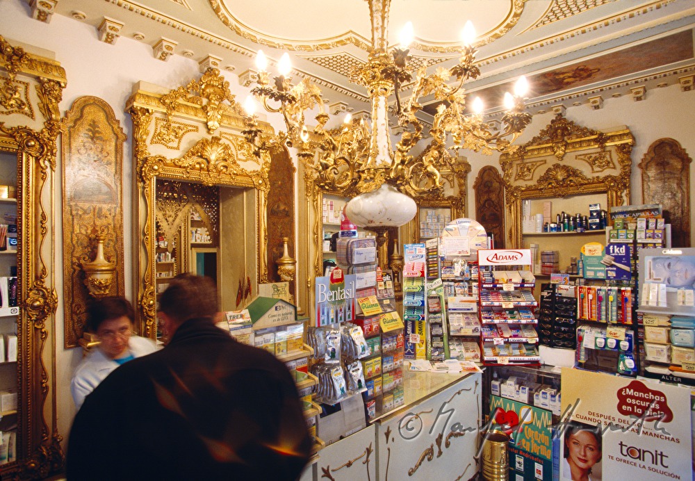 Apotheke mit Kristalluster
