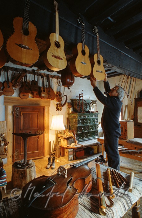 Gitarrenbauer Lobisser in seiner Werkstatt