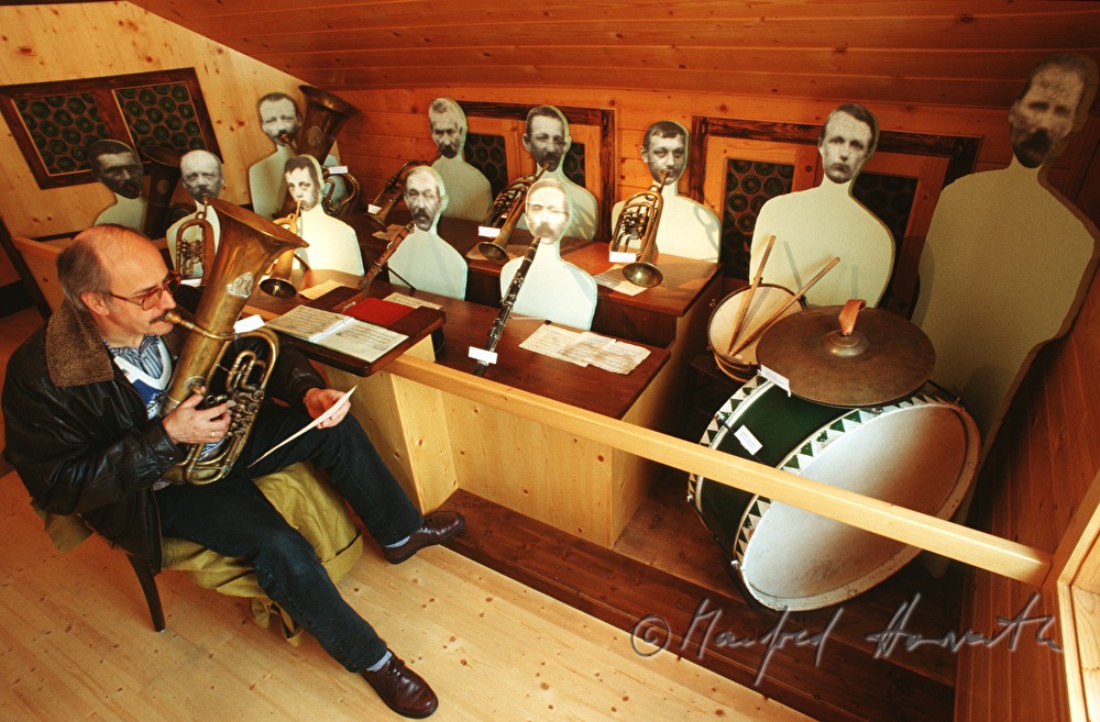 Musiker testet Instrument im Blasmusik-Museum