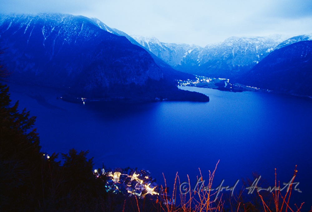 Ortsmitte von Hallstatt mit Seeufer