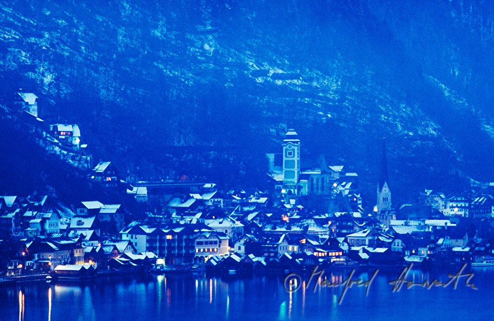 Ortsmitte von Hallstatt mit Seeufer