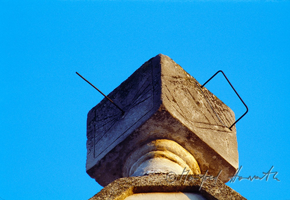 Sonnenuhr in Würfelform auf Barock-Giebelhaus