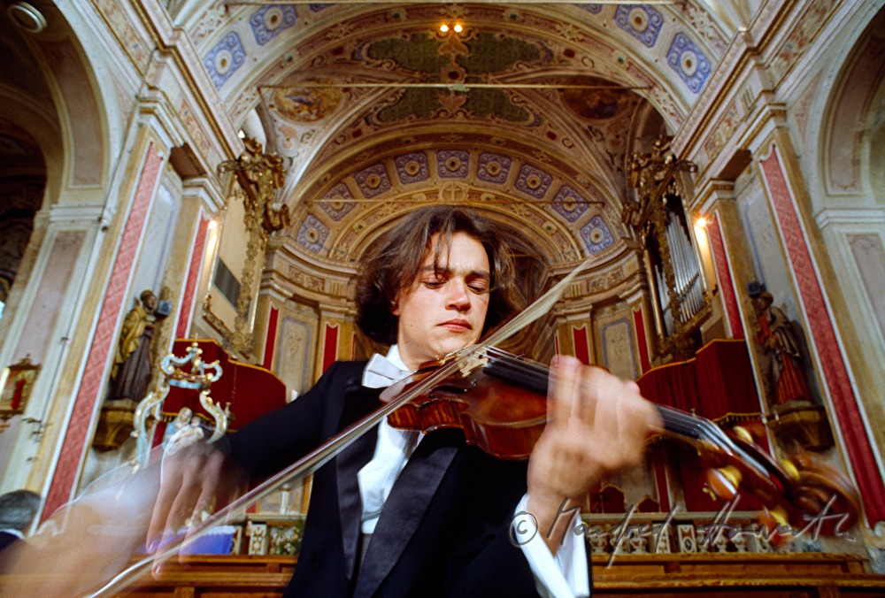 Geiger spielt in Kirche Persichillo