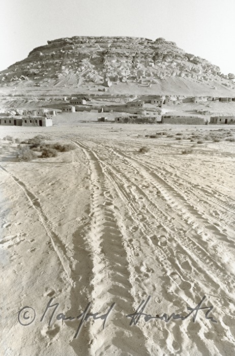 Spuren im Sand führen zum Tafelberg
