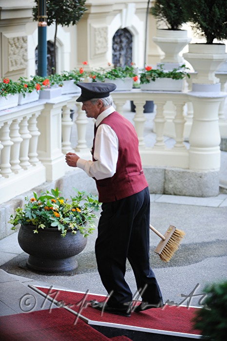 Grandhotel Pupp, Türsteher beim Haupteingang