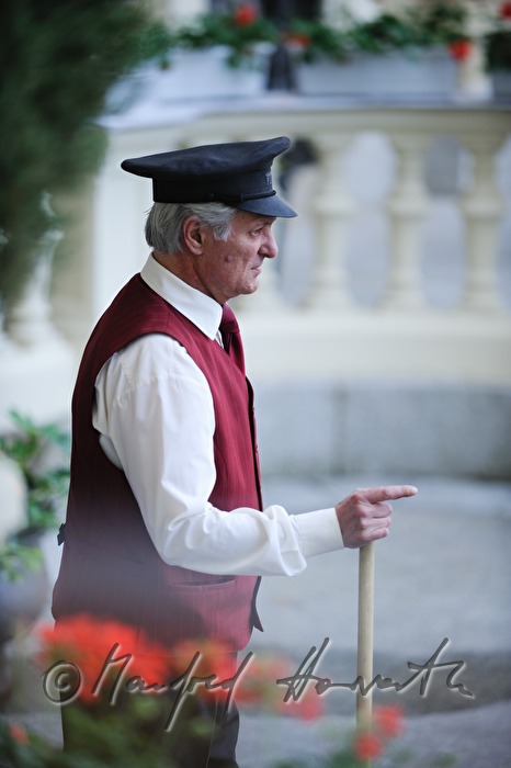 Grandhotel Pupp, Türsteher beim Haupteingang