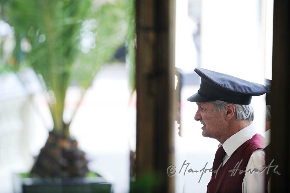 Grandhotel Pupp, Türsteher beim Haupteingang