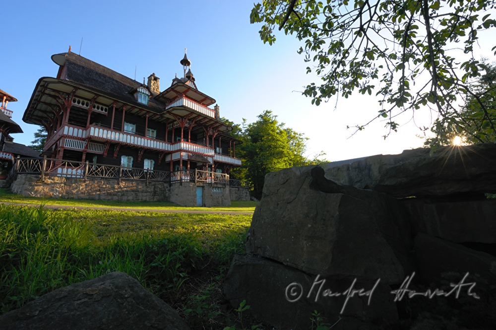 Hotel Mamenka im Stil der slawischen Volksarchitektur