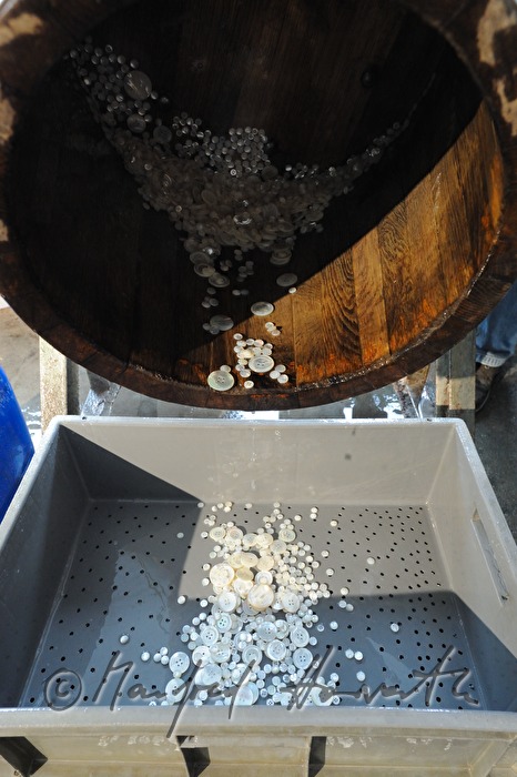 Herstellung von handgemachten Perlmutt-Knöpfen