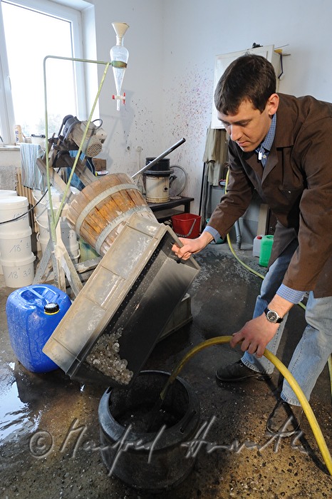 Herstellung von handgemachten Perlmutt-Knöpfen