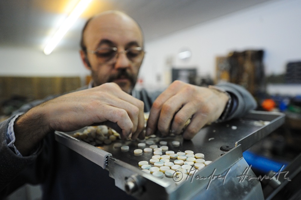 Herstellung von handgemachten Perlmutt-Knöpfen