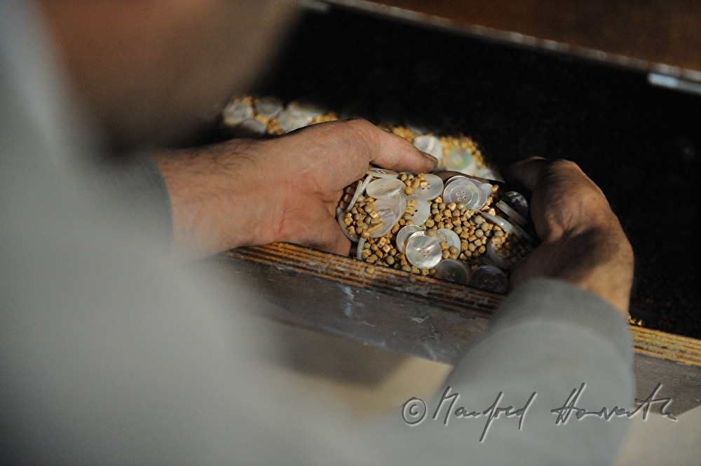 Herstellung von handgemachten Perlmutt-Knöpfen